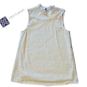 Cable & Gauge Scalloped Lace Flower Detail White
Sleeveless Top